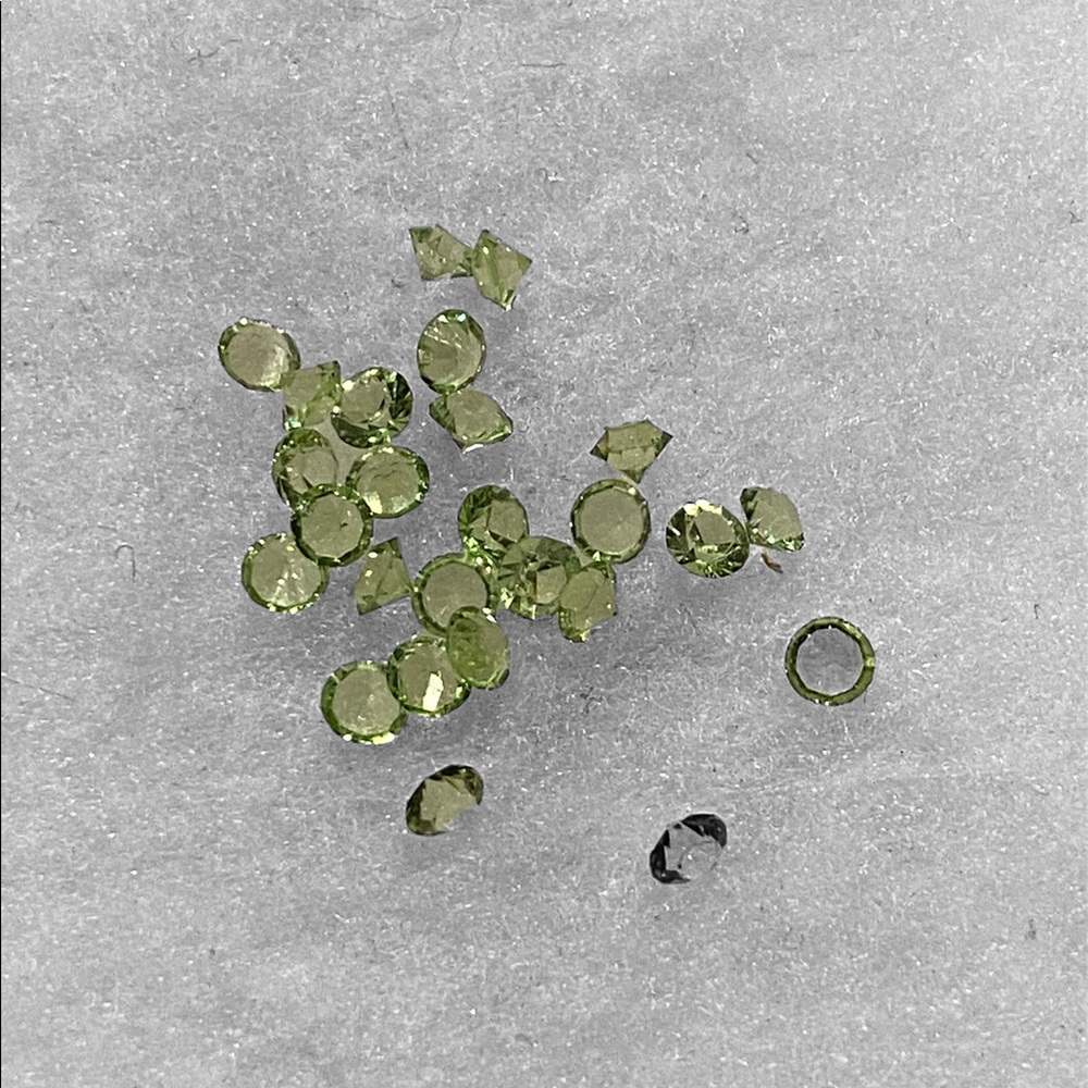 ♦️3/$10♦️NEW•Peridot Crystal dust for floating/living lockets 25pc